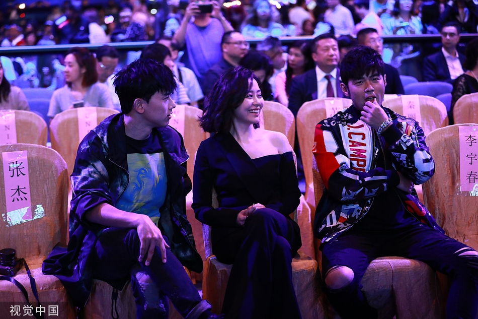 「奇趣网」神仙同框！汪峰周杰伦蔡徐坤李宇春张杰张靓颖排排坐