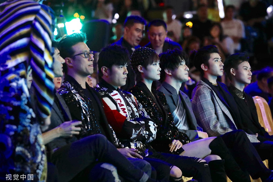 「奇趣网」神仙同框！汪峰周杰伦蔡徐坤李宇春张杰张靓颖排排坐