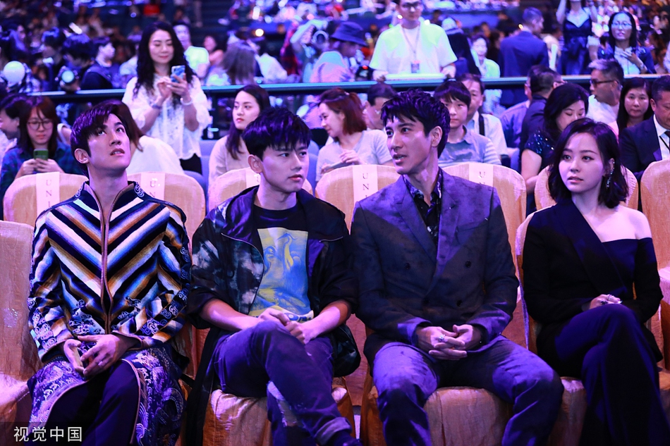 「奇趣网」神仙同框！汪峰周杰伦蔡徐坤李宇春张杰张靓颖排排坐