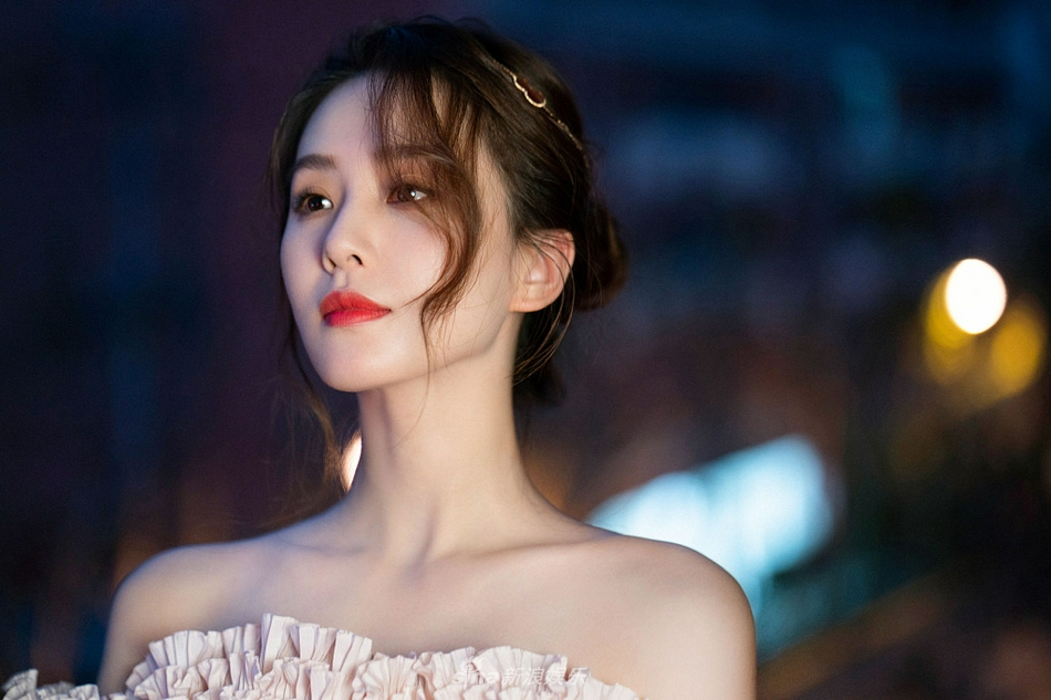 组图：刘诗诗头发盘起秀香肩美背 粉花抹胸裙满满浪漫感_5