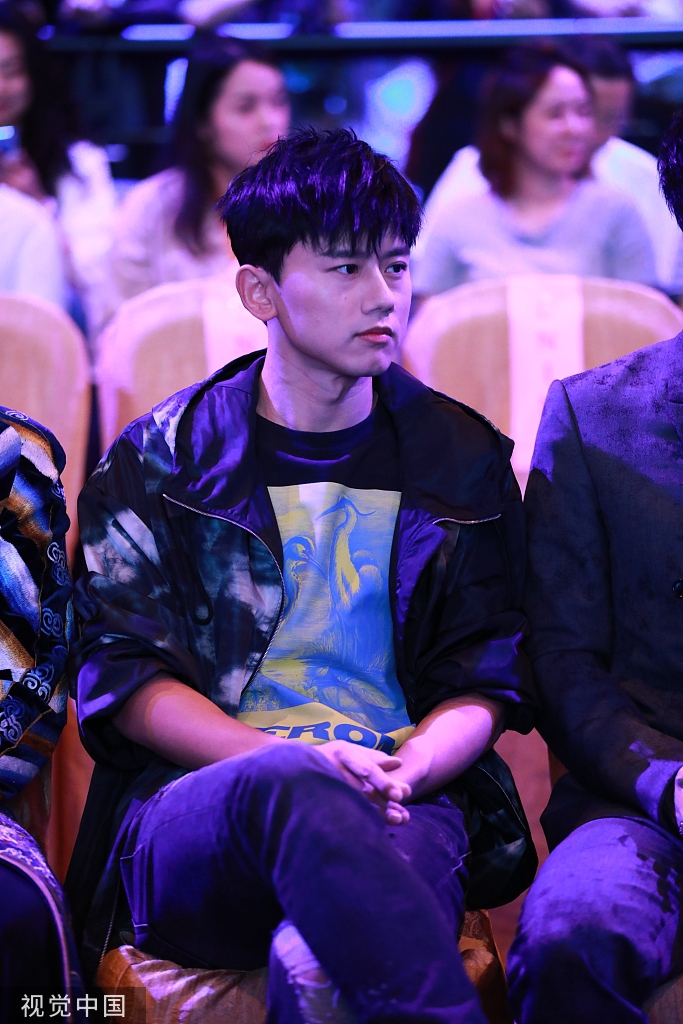 「奇趣网」神仙同框！汪峰周杰伦蔡徐坤李宇春张杰张靓颖排排坐