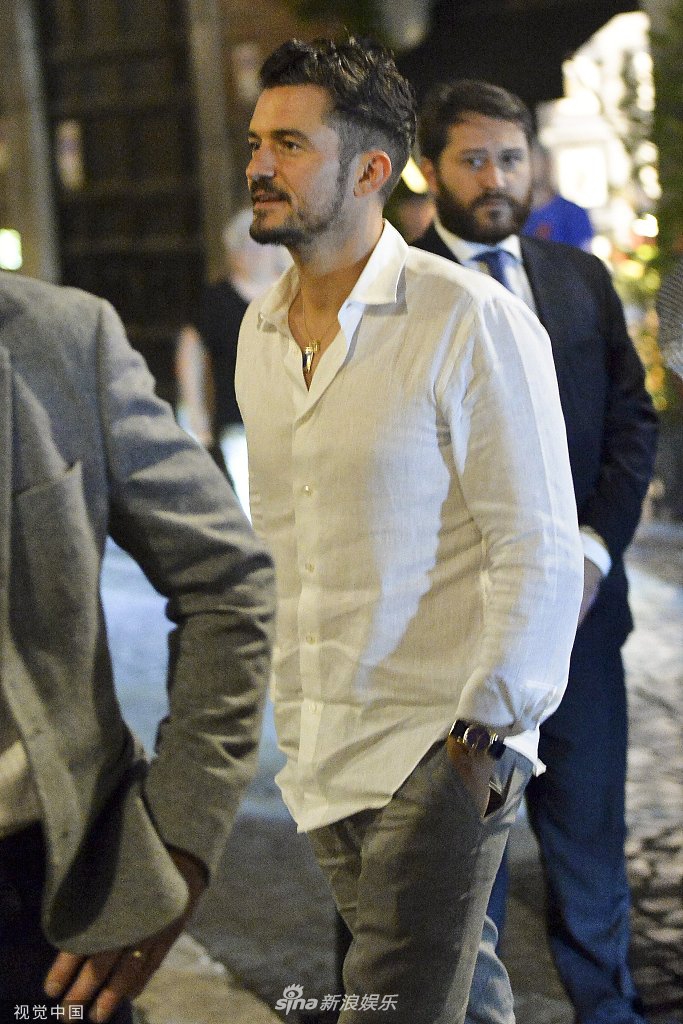 「奇趣网」“水果姐”“精灵王子”出席好友婚宴 当众接吻难舍难分