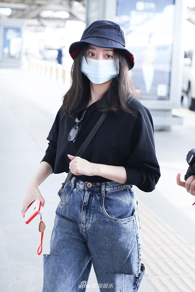 组图:张靓颖戴口罩渔夫帽只露眼 暗黑少女风炫酷不失俏皮