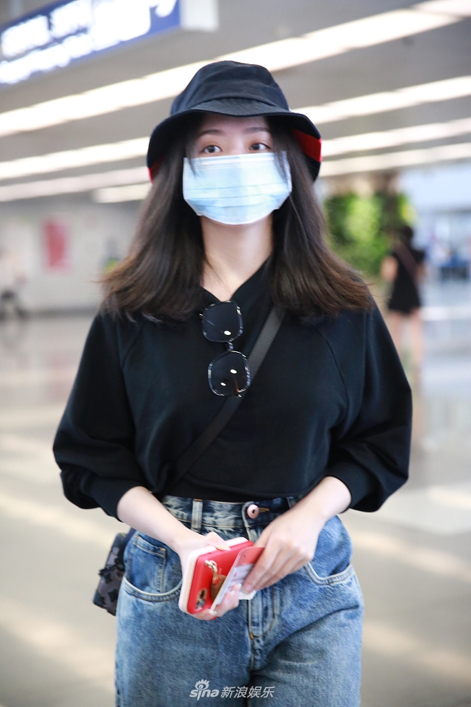 组图:张靓颖戴口罩渔夫帽只露眼 暗黑少女风炫酷不失俏皮