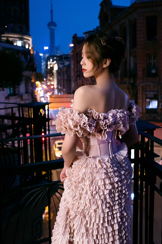 组图：刘诗诗头发盘起秀香肩美背 粉花抹胸裙满满浪漫感_2