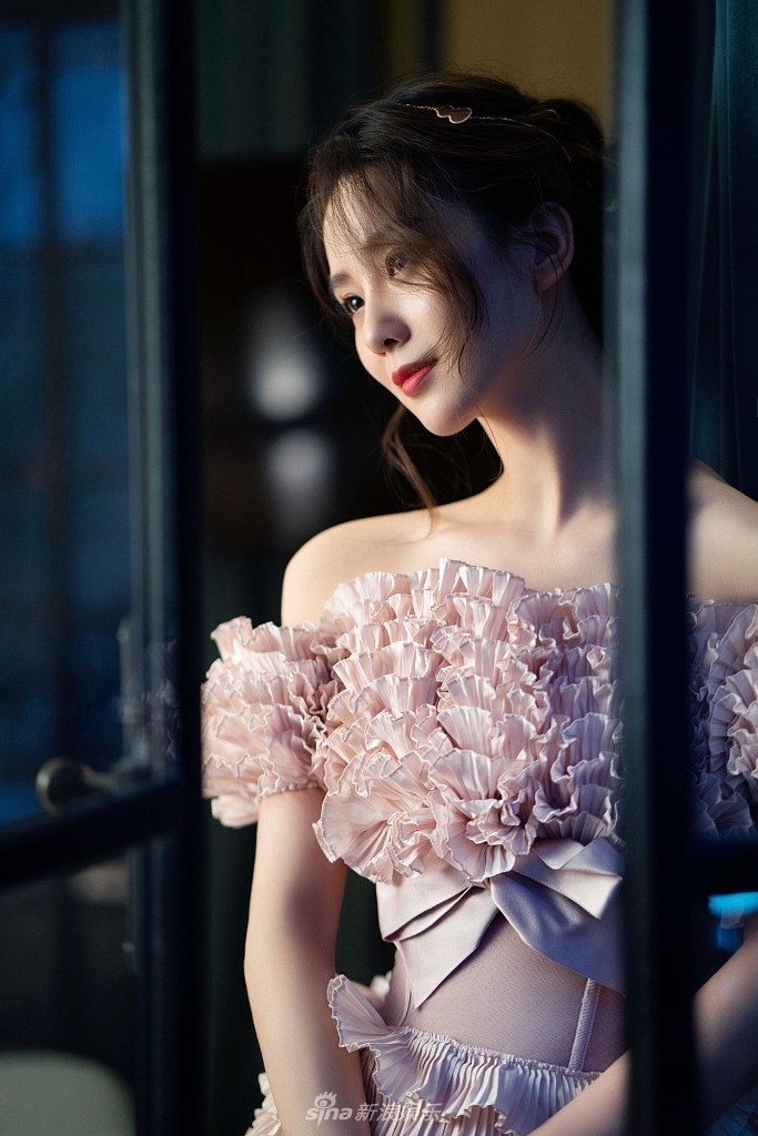 组图：刘诗诗头发盘起秀香肩美背 粉花抹胸裙满满浪漫感_3