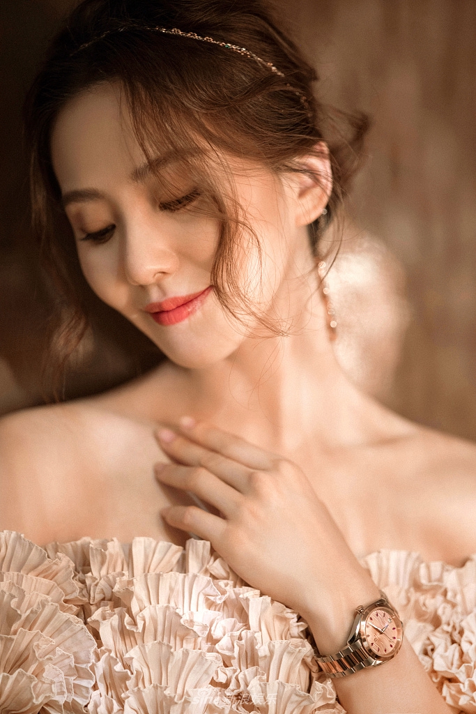 组图：刘诗诗头发盘起秀香肩美背 粉花抹胸裙满满浪漫感_4