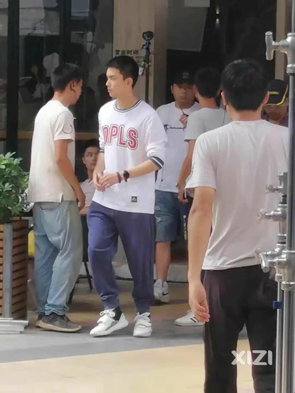 网友偶遇鹿晗吴磊街头拍新剧 两人造型一个邋遢一个清爽