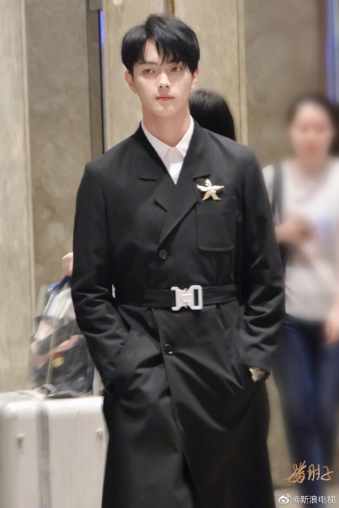 王凯同款风衣_巴宝莉风衣女士经典款(2)