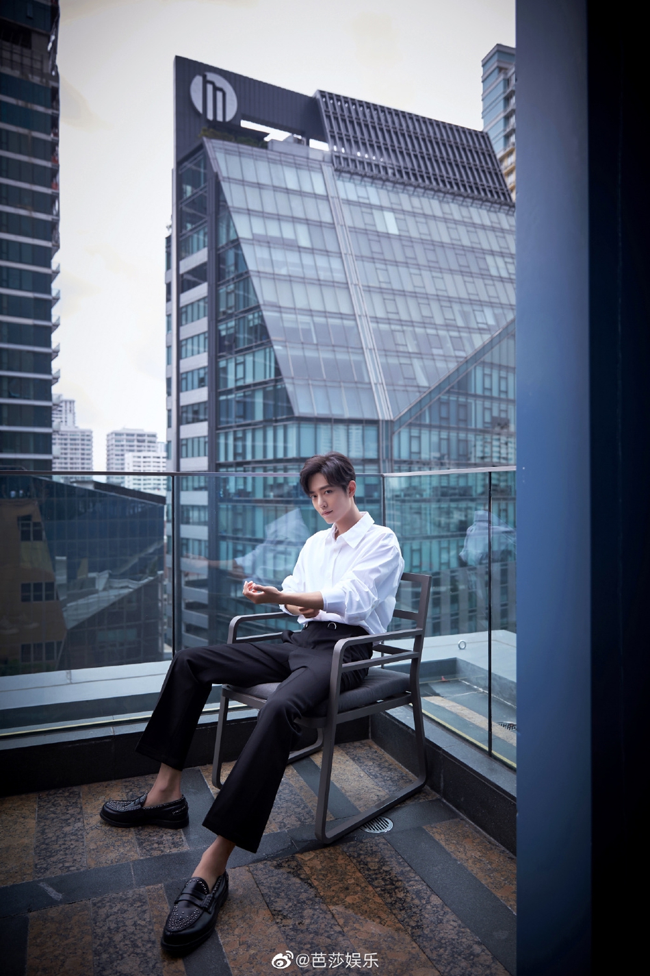 「奇趣网」《陈情令》泰国见面会 肖战王一博同穿白衬衫清新帅气