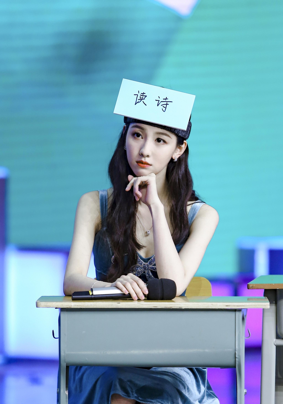 组图:是小淑女七月没错!陈都灵登快本墨绿长裙配卷发端庄文静