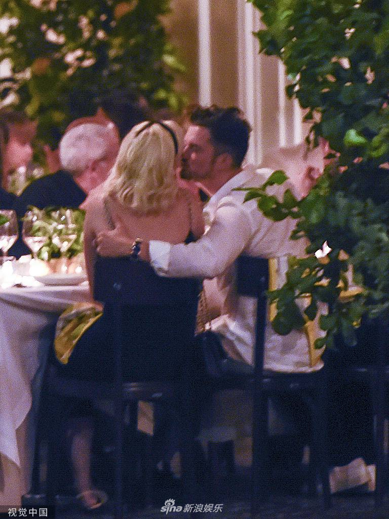 「奇趣网」“水果姐”“精灵王子”出席好友婚宴 当众接吻难舍难分