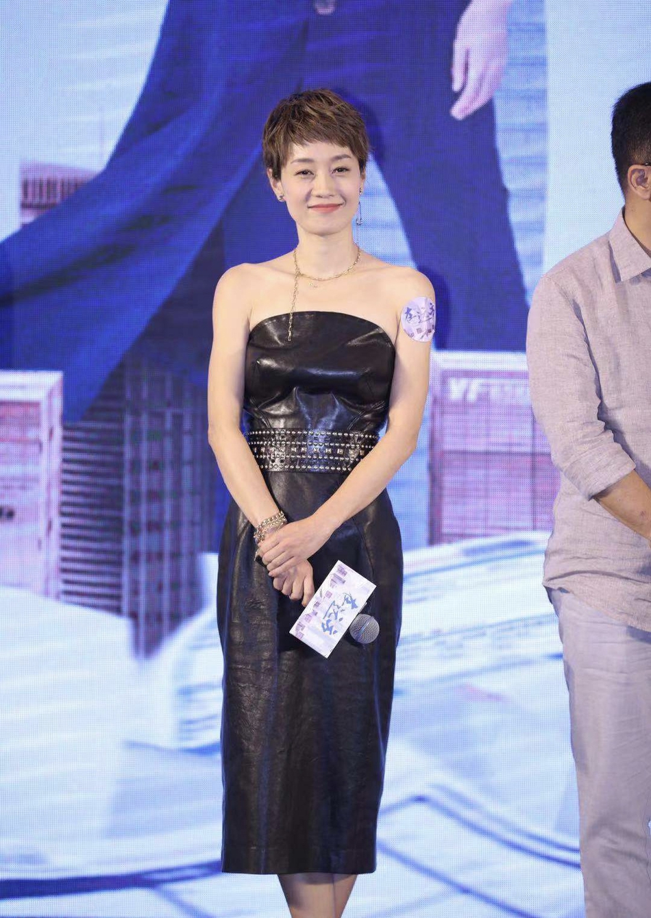 【奇趣网】马伊琍黑色抹胸裙小露香肩 疑借角色表达离婚感悟