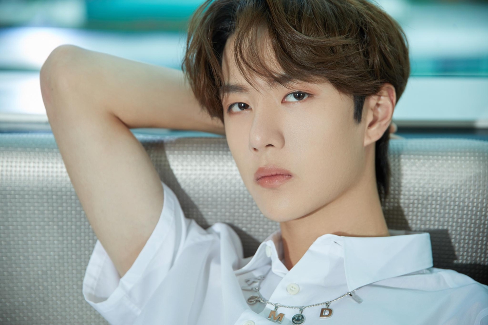 「奇趣网」《陈情令》泰国见面会 肖战王一博同穿白衬衫清新帅气