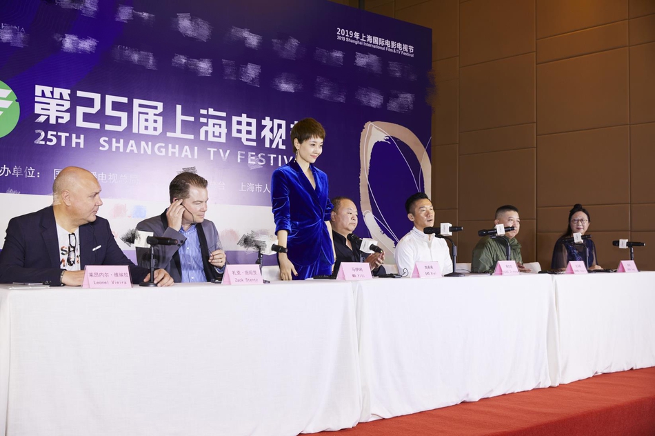 组图：马伊琍出席上海电视节评委见面会 蓝色西服套装端庄优雅