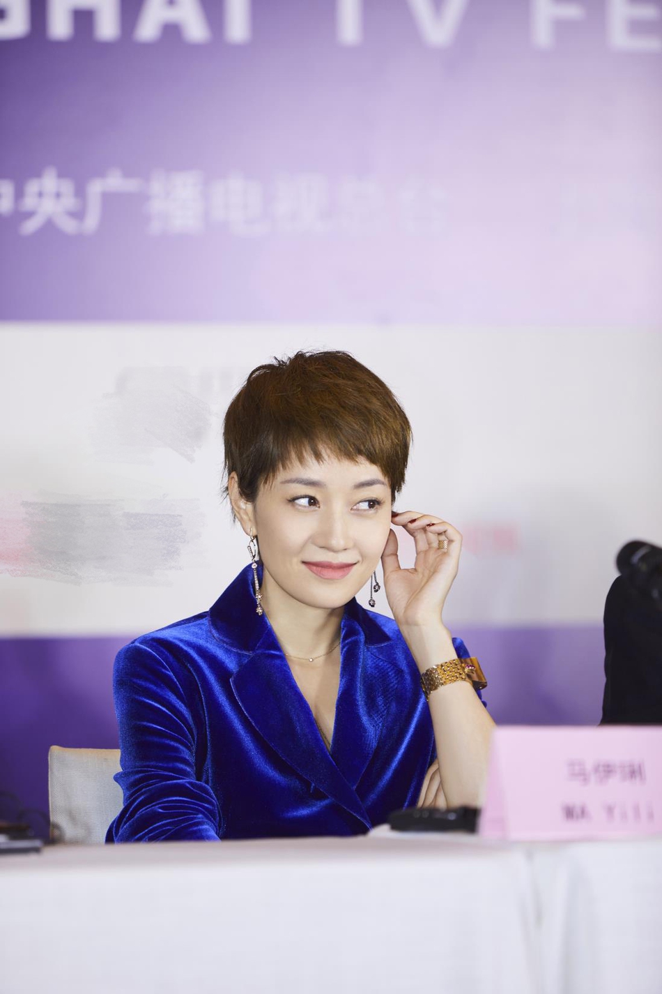 组图：马伊琍出席上海电视节评委见面会 蓝色西服套装端庄优雅