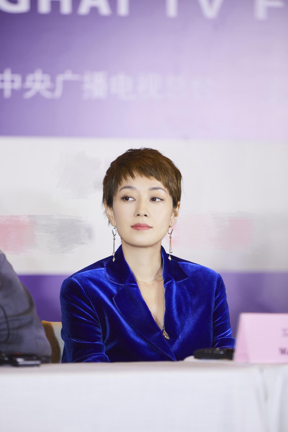 组图：马伊琍出席上海电视节评委见面会 蓝色西服套装端庄优雅