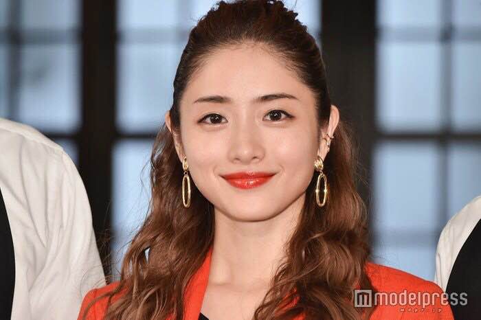 组图：石原里美长卷发亮相新剧制作发布会 橙色系装扮活力满满