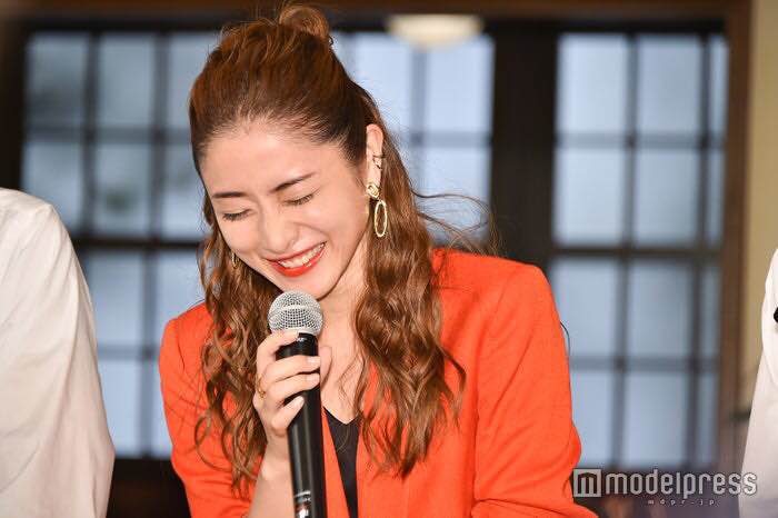 组图：石原里美长卷发亮相新剧制作发布会 橙色系装扮活力满满