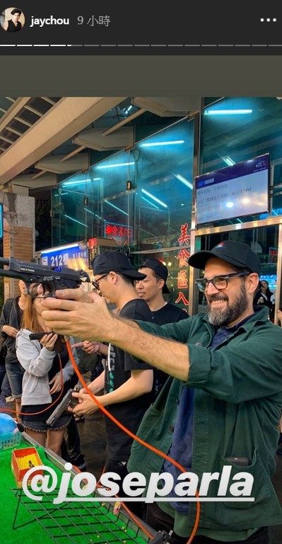 「奇趣网」周杰伦陪好友逛夜市吃美食 遇摊贩放自己新歌开心哼唱