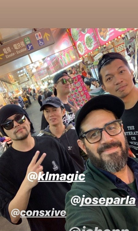 「奇趣网」周杰伦陪好友逛夜市吃美食 遇摊贩放自己新歌开心哼唱