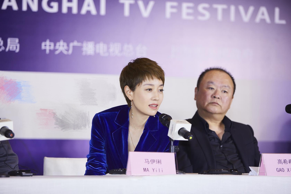 组图：马伊琍出席上海电视节评委见面会 蓝色西服套装端庄优雅