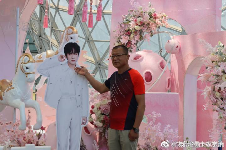 组图:新景点!大爷大妈打卡r1se花墙 与任豪张颜齐等立牌合影
