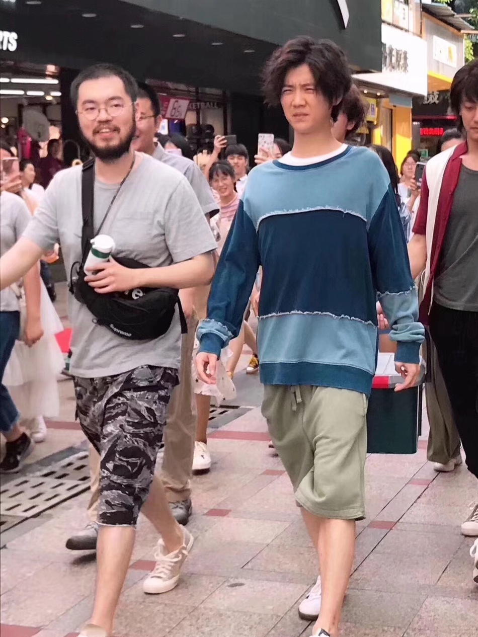 网友偶遇鹿晗吴磊街头拍新剧 两人造型一个邋遢一个清爽