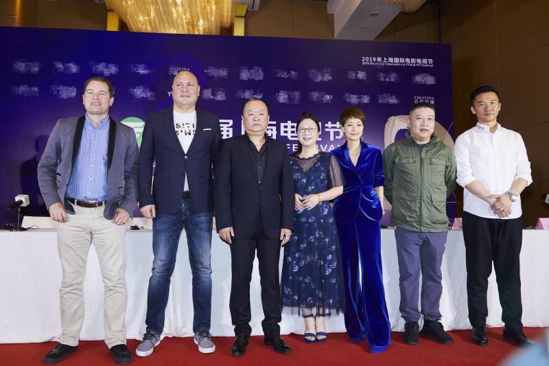 组图：马伊琍出席上海电视节评委见面会 蓝色西服套装端庄优雅