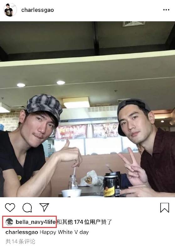 "照片中高以翔对着镜头比v,反戴着帽子依旧非常阳光