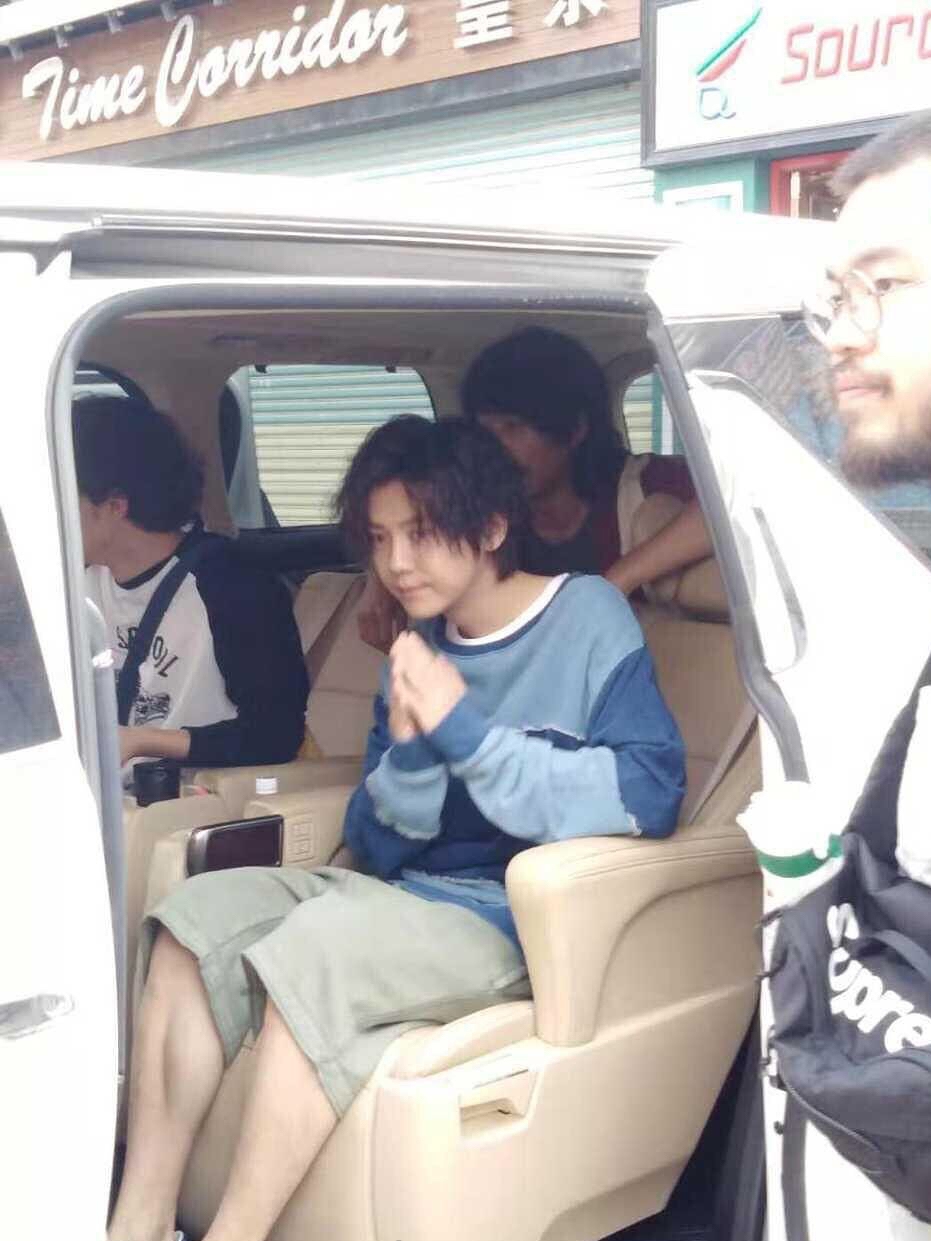 网友偶遇鹿晗吴磊街头拍新剧 两人造型一个邋遢一个清爽