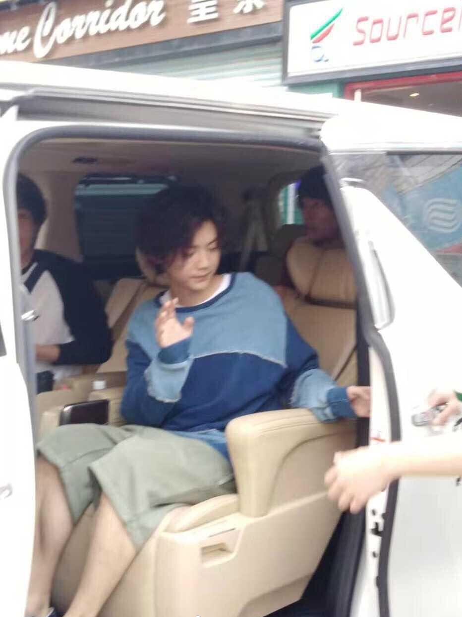 网友偶遇鹿晗吴磊街头拍新剧 两人造型一个邋遢一个清爽