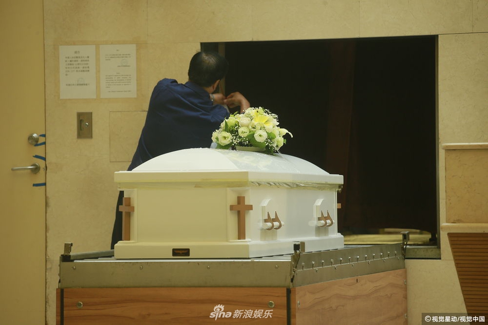 组图:蓝洁瑛简单出殡火化 亲友手拿遗像神父做最后祷告_高清图集_新浪