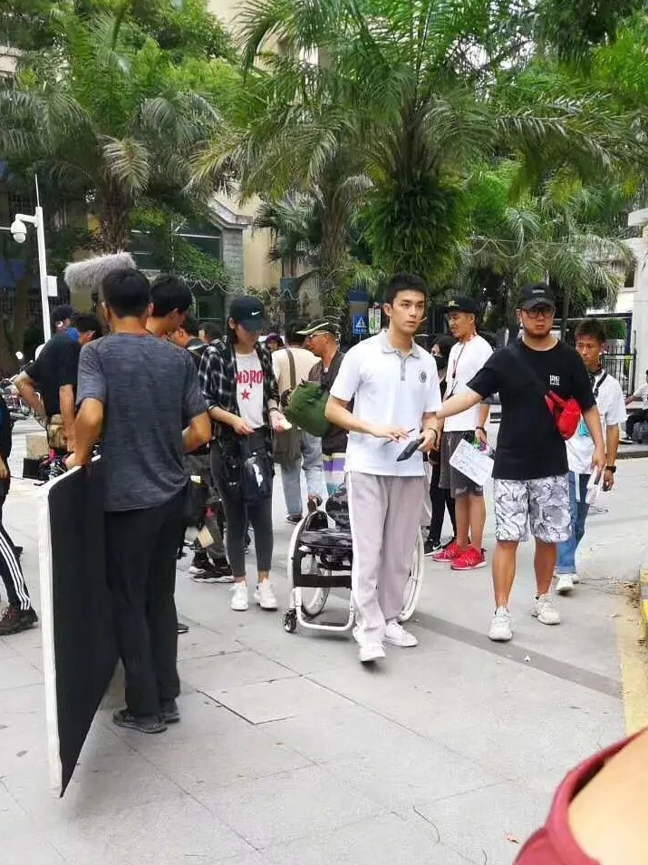 网友偶遇鹿晗吴磊街头拍新剧 两人造型一个邋遢一个清爽