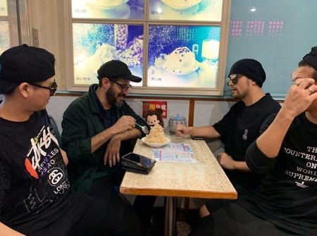 「奇趣网」周杰伦陪好友逛夜市吃美食 遇摊贩放自己新歌开心哼唱