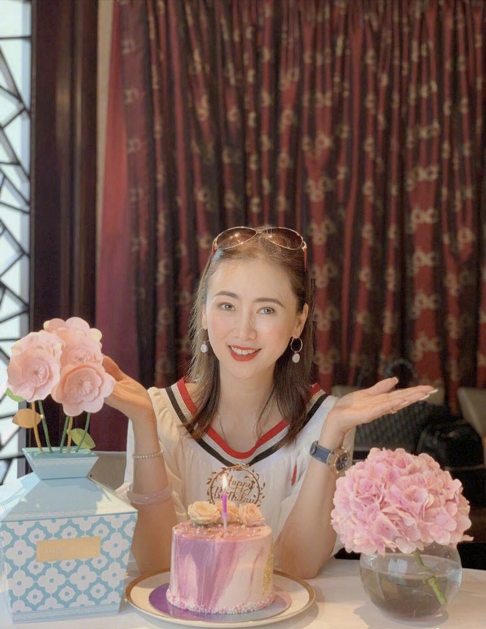 组图:翁虹晒庆生照自称美少女 曾出演《春光灿烂猪八戒》猫妖