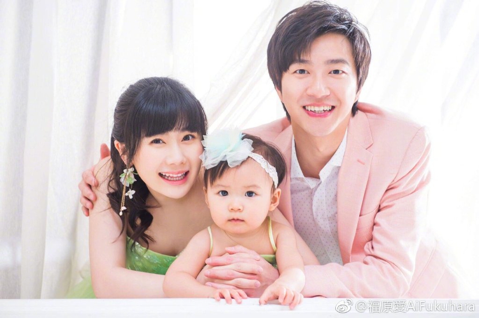 福原爱晒孕期全家福 和老公女儿幸福比心超有爱