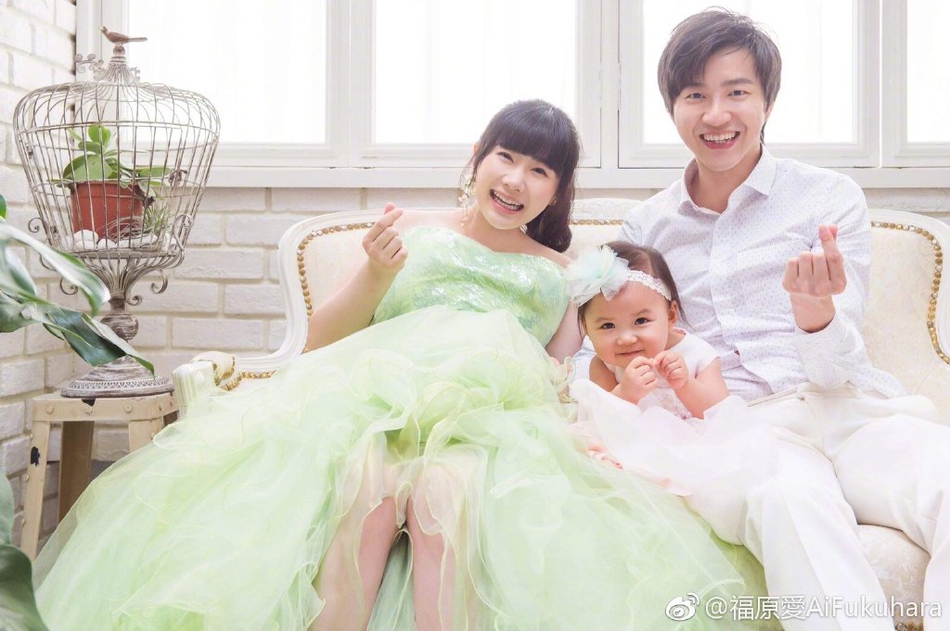 福原爱晒孕期全家福 和老公女儿幸福比心超有爱