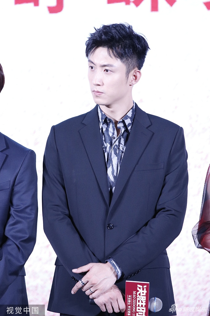 「奇趣网」电影《决胜时刻》改档920 黄景瑜马天宇西装亮相很养眼