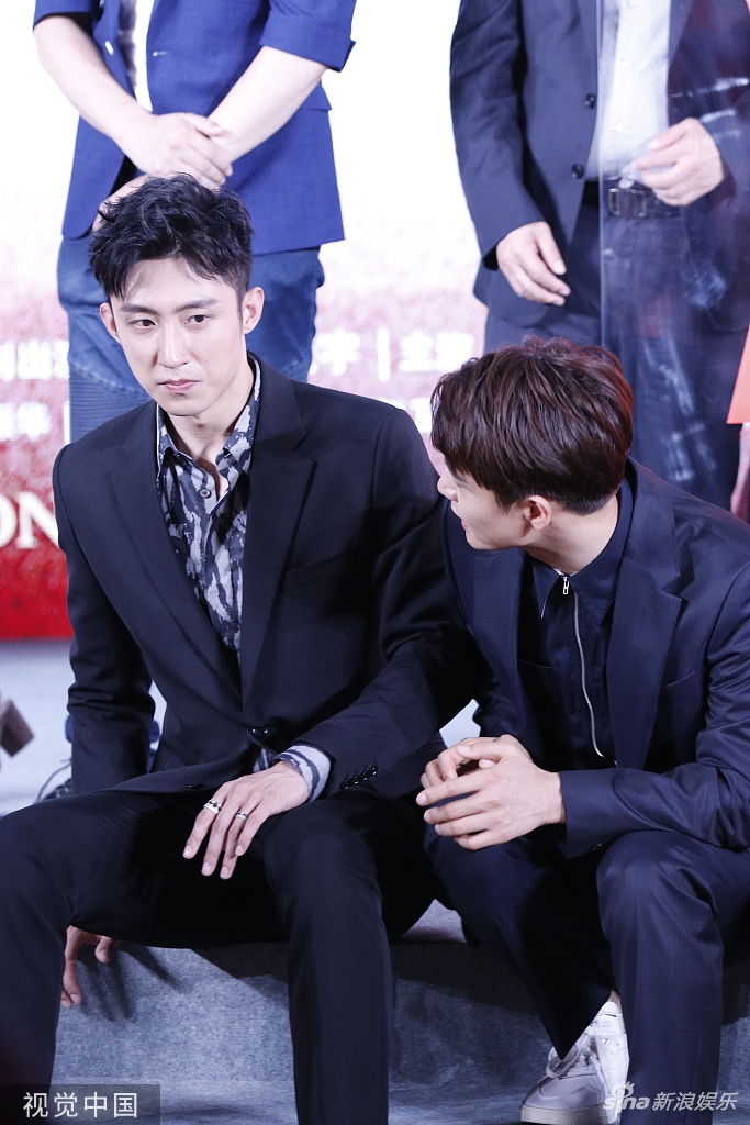 「奇趣网」电影《决胜时刻》改档920 黄景瑜马天宇西装亮相很养眼