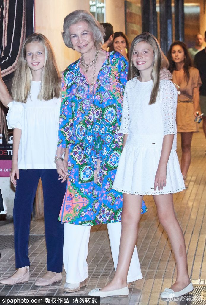 西班牙皇室外出度假 两任王后与公主同框颜值高