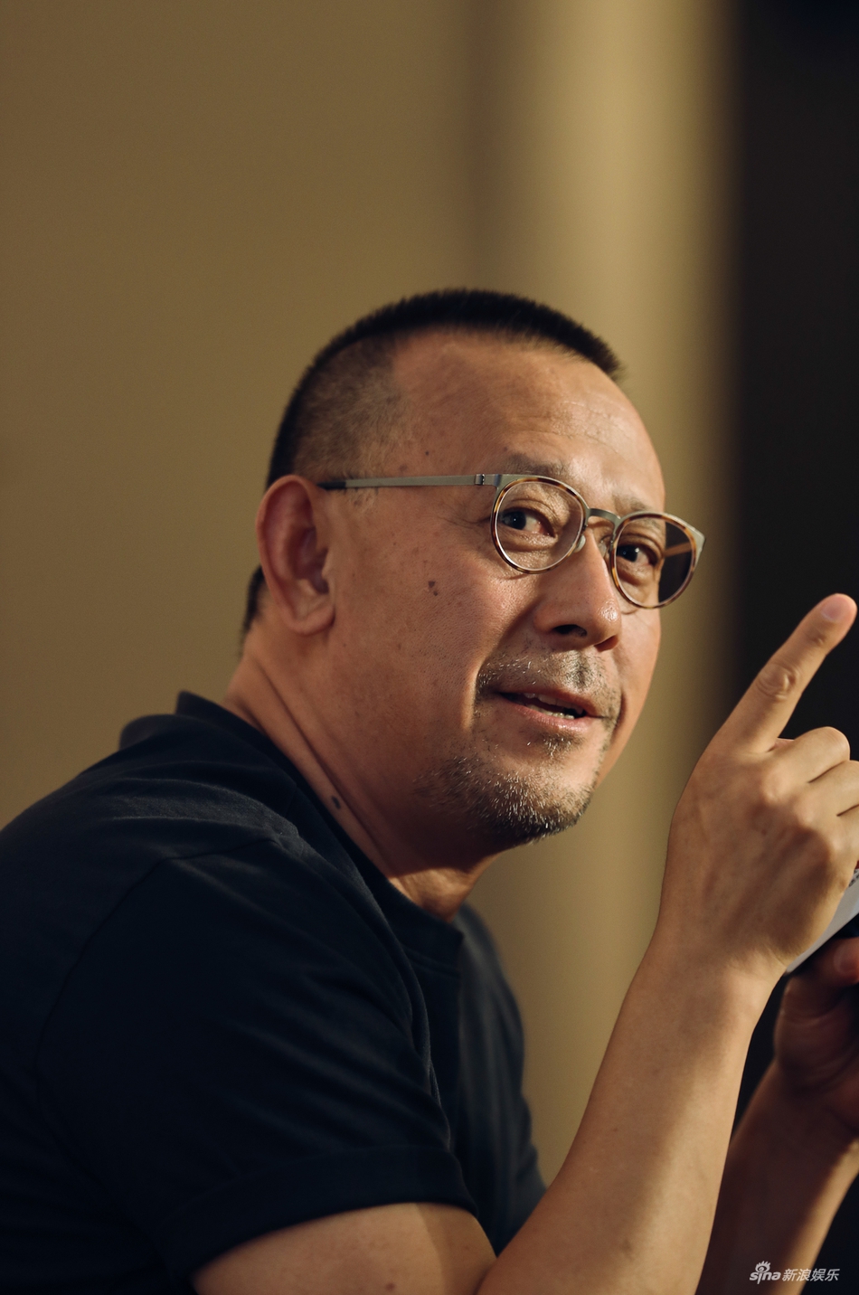 组图:姜文上影节受访不"怼"人 表情认真man力十足