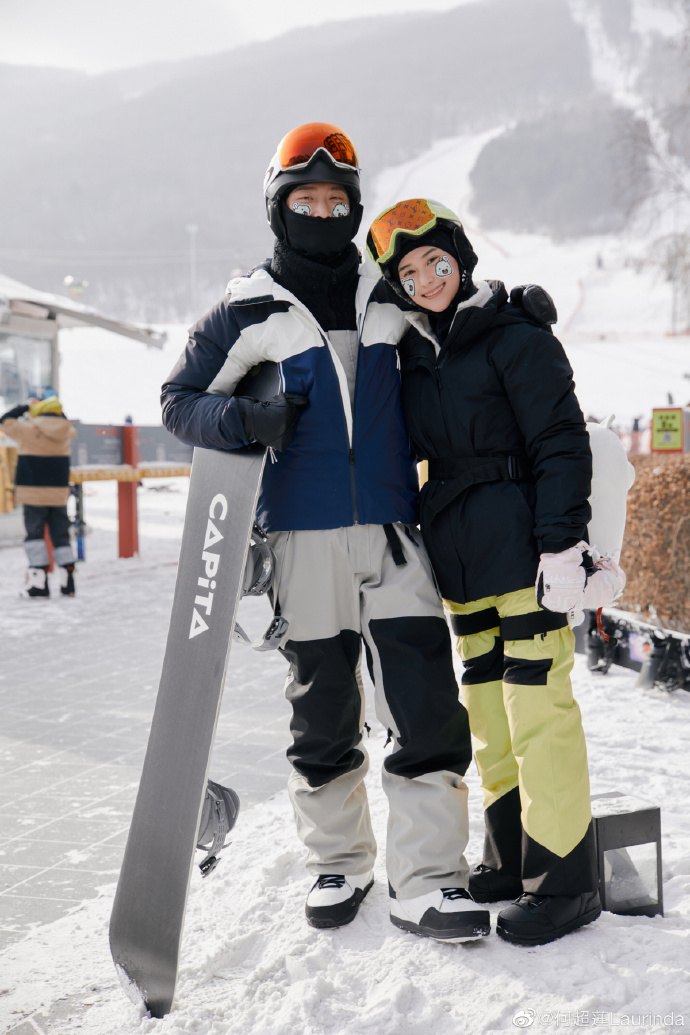 组图：何超莲晒与窦骁滑雪合照 脸上贴同款贴纸高调撒糖_2