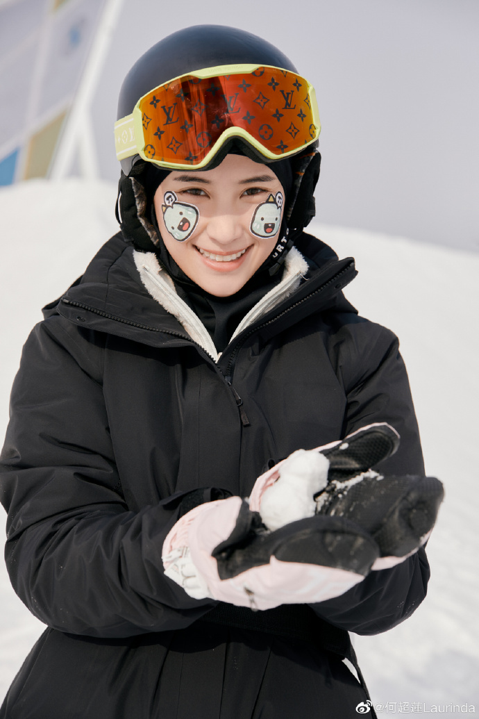 组图：何超莲晒与窦骁滑雪合照 脸上贴同款贴纸高调撒糖_8
