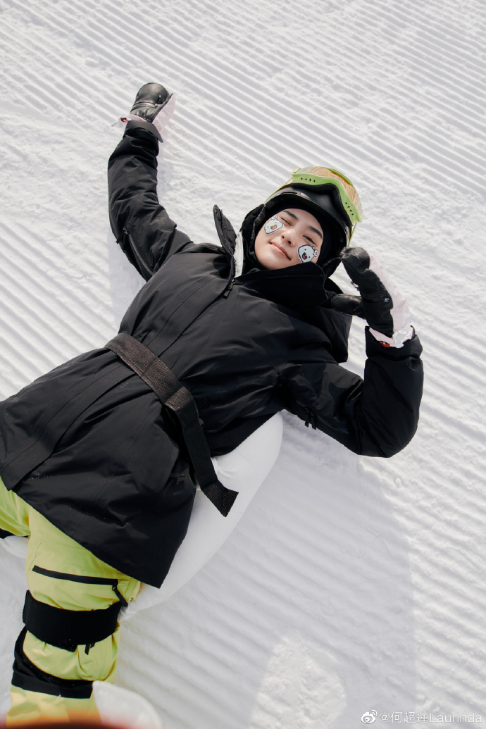 组图：何超莲晒与窦骁滑雪合照 脸上贴同款贴纸高调撒糖_10