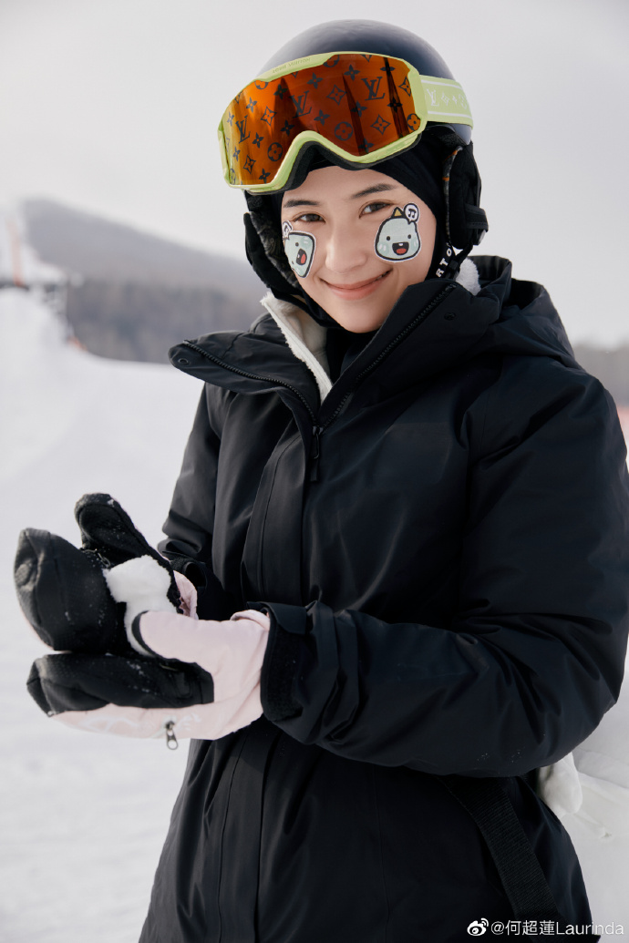 组图：何超莲晒与窦骁滑雪合照 脸上贴同款贴纸高调撒糖_6