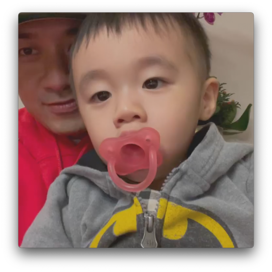 组图：古巨基携两岁爱子拜年 小Kuson叼奶嘴说祝福语太萌了_0
