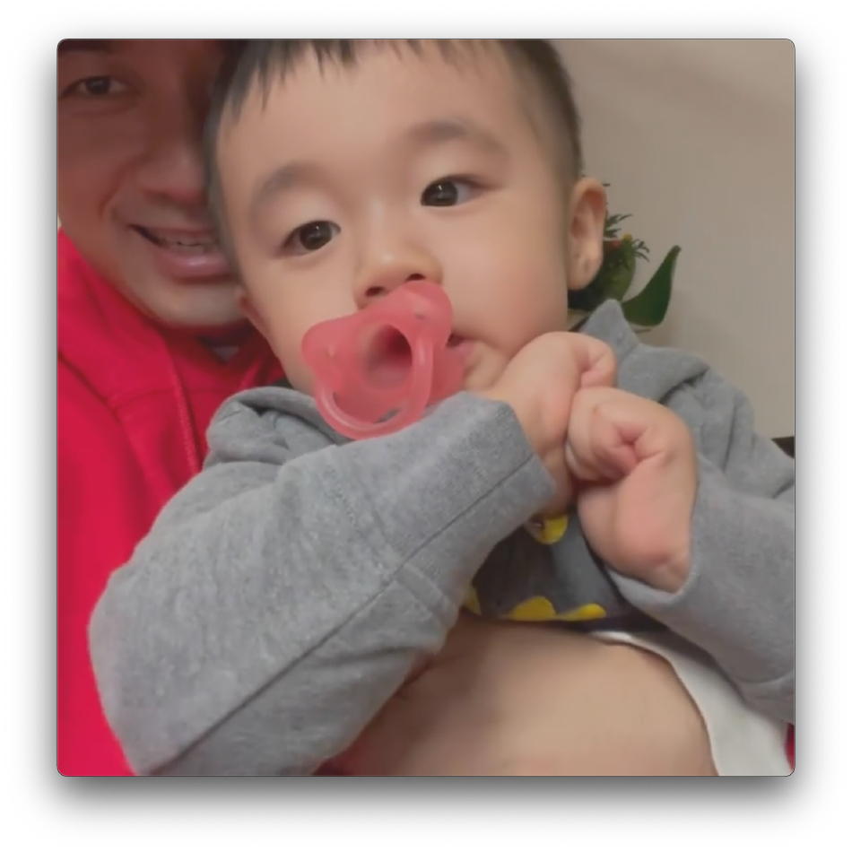组图：古巨基携两岁爱子拜年 小Kuson叼奶嘴说祝福语太萌了_3