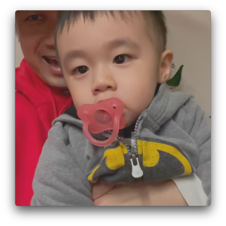 组图：古巨基携两岁爱子拜年 小Kuson叼奶嘴说祝福语太萌了_4