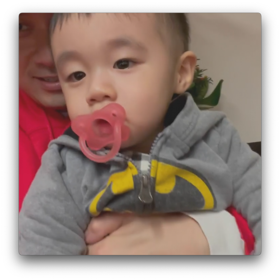 组图：古巨基携两岁爱子拜年 小Kuson叼奶嘴说祝福语太萌了_2